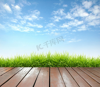 有新鲜的春天绿草的木大阳台