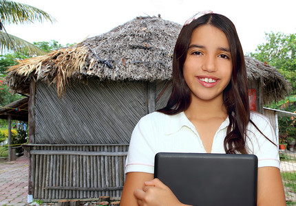 黑发少女学生印度拉丁文拿着笔记本电脑