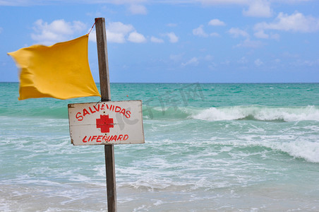 海滩上的黄色救生旗