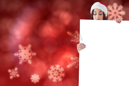冬天海报摄影照片_圣诞老人帽中黑发美女的合成图像显示白色海报