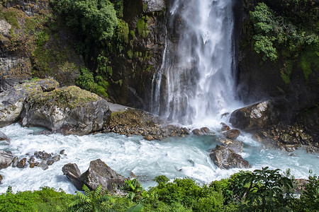 尼泊尔安纳普尔纳环线徒步旅行中的瀑布，风景照片