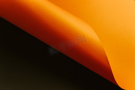 橙色和黑色平底背景，具有锐利的层次、曲线和阴影，具有复制空间
