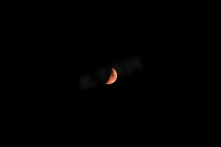 全黑背景上的一轮红月