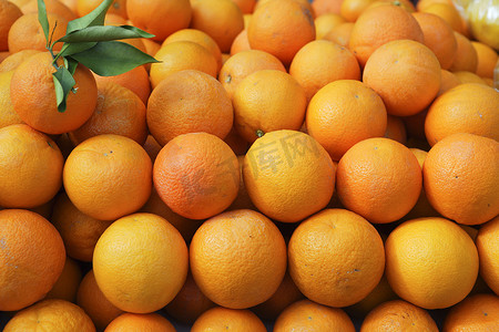 在市场上堆放的巴伦西亚橙子