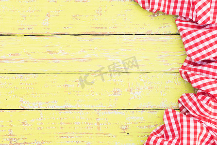 厨房桌面背景摄影照片_质朴的黄色木桌面背景纹理，带红色桌布