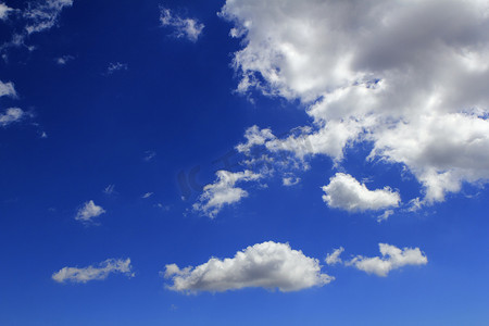 渐变蓝色大气摄影照片_蓝天白云渐变背景cloudscape