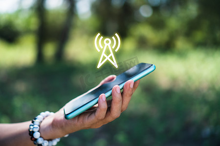 人们使用智能手机在离网无电源空间区域或树林中寻找信号 wifi。