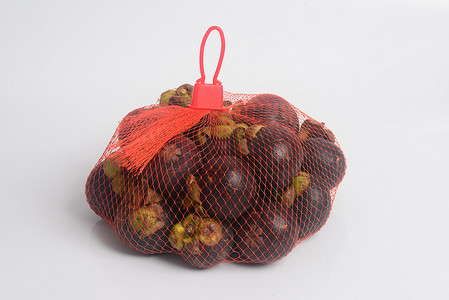 网袋中的山竹果 1 公斤白色背景，泰国著名水果