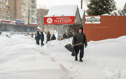 乌克兰卢茨克 — 2020年2月12日：冬天拿着雪铲的老人。