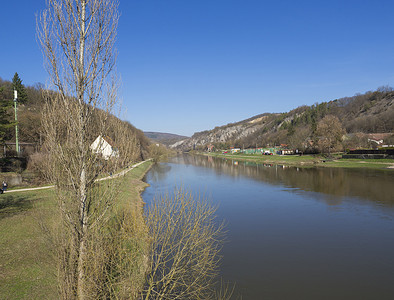 在春天阳光明媚的日子，蓝天，从波西米亚中部地区 Srbsko 村的步行桥欣赏 Berounka 河