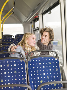 公车上的情侣