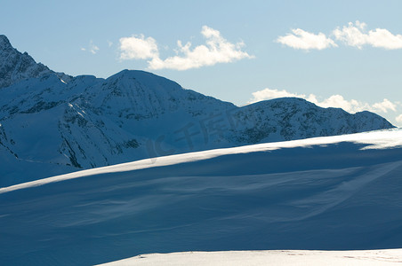 冬天山摄影照片_多雪的冬天山