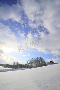 雪原和蓝天