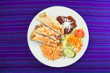 卷饼墨西哥卷食品米沙拉和菜豆