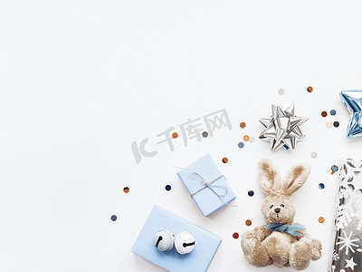 蓝色阴影中的假日礼物 — 毛茸茸的玩具兔子，礼物 w