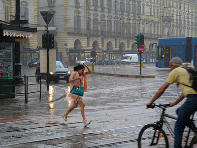 2019年6月21日意大利都灵夏季暴风雨模糊运动效果下的游客奔跑