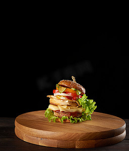 大汉堡摄影照片_美味的大汉堡，配肉排、奶酪、煎蛋、番茄