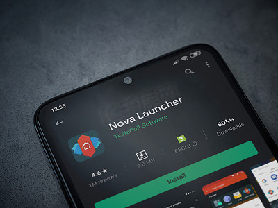 Nova Launcher 应用程序在黑色 mobi 的显示屏上播放商店页面