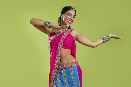 美丽的印度年轻黑发女人跳舞