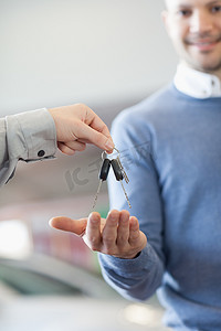 客户从汽车经销商处领取钥匙