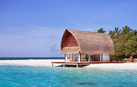 农舍摄影照片_蓝天马尔代夫海洋海滨别墅的风景照片