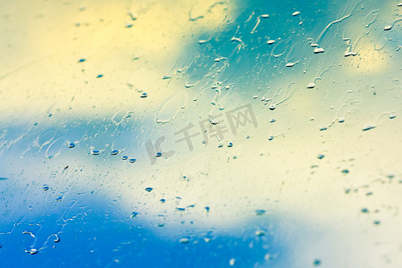 雨后滴在玻璃上