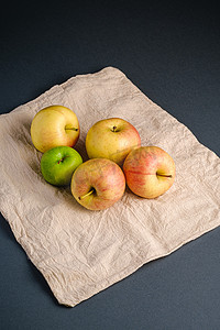 可重复使用的纺织食品袋上的新鲜甜苹果