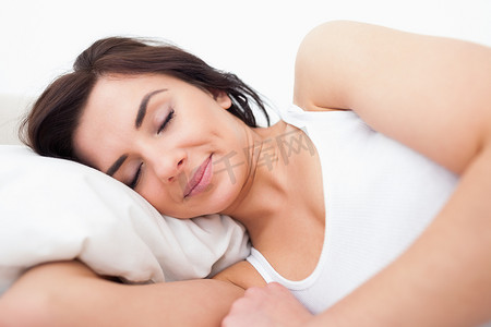 安静平静平静摄影照片_安静的女人早上睡觉时躺着