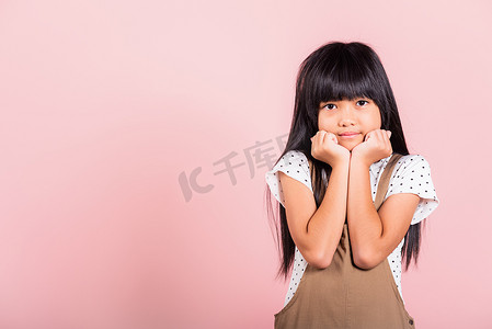 小孩梦想摄影照片_亚洲小孩 10 岁手触摸下巴思考梦想
