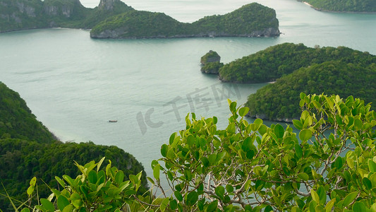 在旅游苏梅岛天堂热带度假胜地附近的 Ang Thong 国家海洋公园鸟瞰海洋岛屿的全景鸟瞰图。