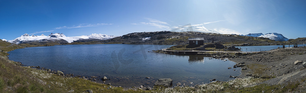 从 Sognefjellshytta 和蓝色冰川 Fantesteinsvatnet 湖沿着挪威西部 Skjolden 之间的国家风景线 Sognefjellet 可以欣赏到广阔的全景。