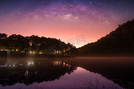 泰国北部 Pang Ung Mae Hong Son 省 Pang Ung 湖的繁星夜空