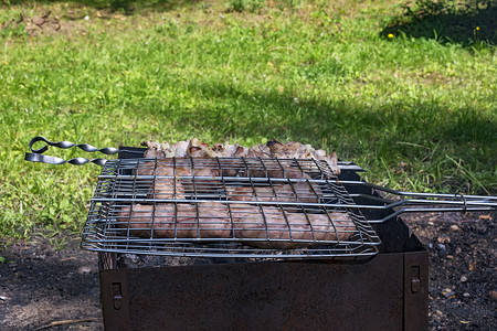 烤架上烤的鲜肉烤羊肉串和香肠