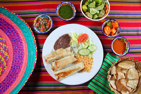 脆波波摄影照片_卷饼墨西哥卷食品米沙拉和菜豆