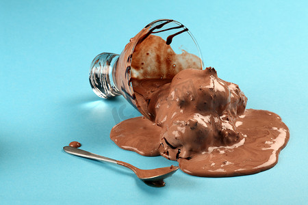 洒了摄影照片_巧克力冰淇淋洒了