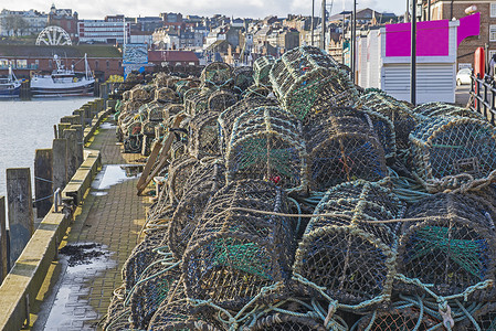 龙虾罐堆积在港口码头