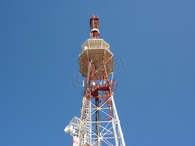 蓝天映衬下的高电视塔。