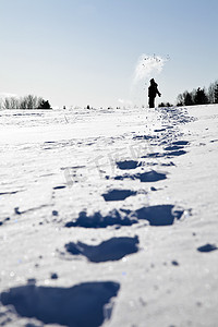 蓝天雪地摄影照片_雪地上的脚印