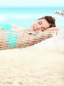 在海滩上放松的度假女人