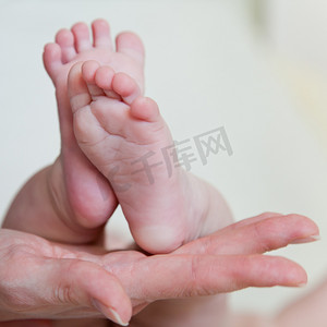 妈妈的手和宝宝的脚