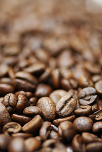 脱咖啡因咖啡豆的宏观图像。
