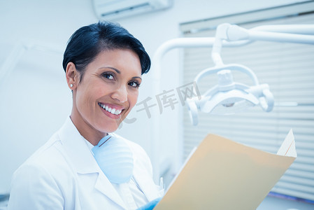 微笑的女性牙医读书报告