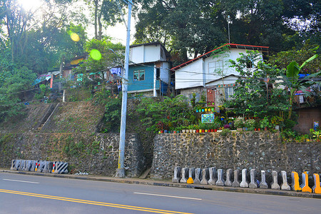 steel摄影照片_Daang Bakal Road (Steel Road) 房屋立面位于黎刹的 Antipolo，