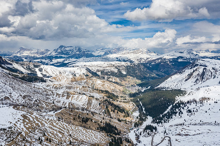 意大利山区蜿蜒的道路鸟瞰图，在白雪覆盖的群山中蜿蜒曲折，是滑雪者和粉丝中著名的地方，可以了解跑车、山峰