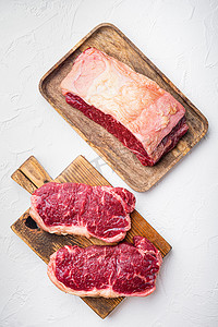 切块摄影照片_上腰肉，新鲜有机牛肉切块，白色背景，俯视图