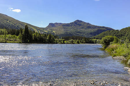 流动美丽的河湖 Hemsila 与山全景，Hemsedal，挪威。