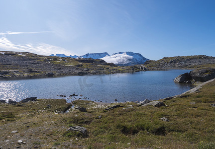 从 Sognefjellshytta 欣赏蓝色冰川湖 Fantesteinsvatnet，沿着挪威西部 Skjolden 附近的 55 号国家风景路线 Sognefjellet。