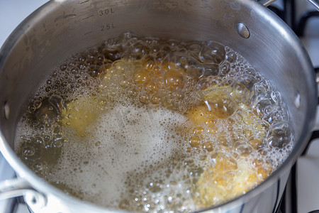 一锅土豆在沸水中煮