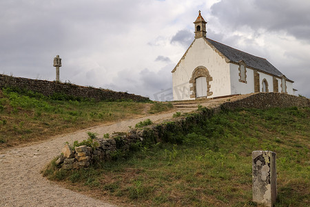 布列塔尼卡纳克附近的圣米歇尔古墓和圣米歇尔教堂