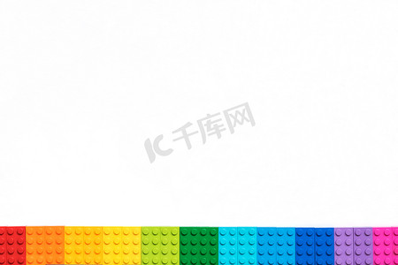 多色 Plastick 构造函数砖的边框在白色背景上。